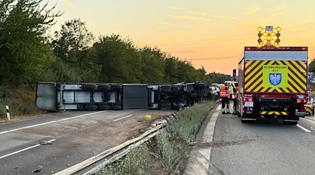 Ein Lastwagen ist auf der Autobahn 70 umgekippt.  / Foto: Ferdinand Merzbach/News5/dpa