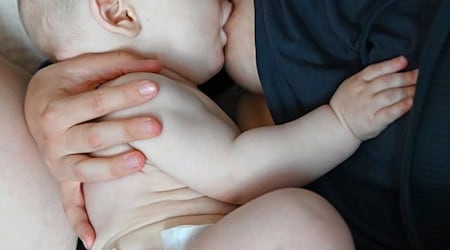 Auf in ein langes Leben: Laut dem Bayerischen Landesamt für Statistik ist die Lebenserwartung für Neugeborene in Bayern gestiegen.  / Foto: Elisa Schu/dpa