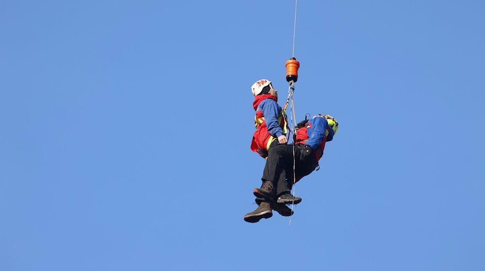 Bei Übungen wird die Rettung per Seilwinde mit dem Helikopter geprobt. (Archivbild)  / Foto: Matthias Bein/dpa