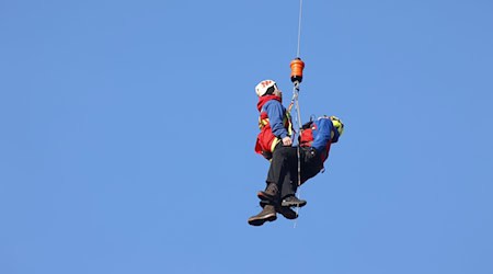 Bei Übungen wird die Rettung per Seilwinde mit dem Helikopter geprobt. (Archivbild)  / Foto: Matthias Bein/dpa