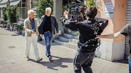 Die Schauspieler verabschieden sich gemeinsam, ihre Rollen gehen zusammen in Pension.  / Foto: BR/NEUESUPER GmbH/dpa