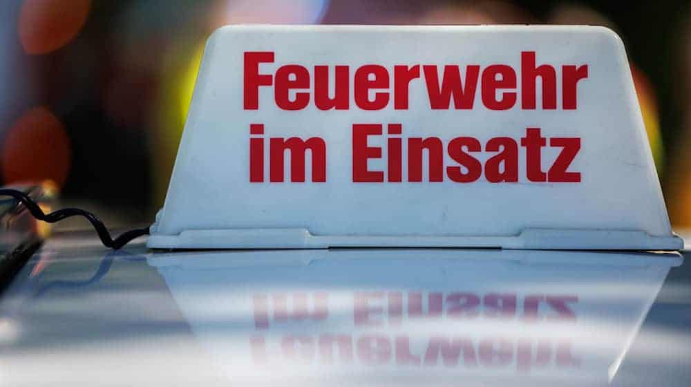 60 Einsatzkräfte der Feuerwehr waren an der Unfallstelle im Einsatz. (Symbolbild) / Foto: Daniel Karmann/dpa