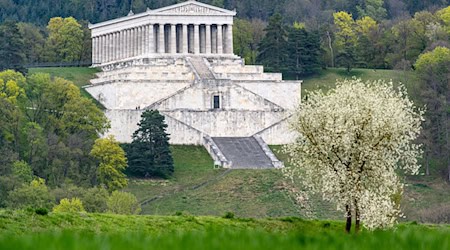 Der 32-Jährige ist an der Ostseite der Walhalla mehr als acht Meter in die Tiefe gefallen. (Archivbild) / Foto: Armin Weigel/dpa