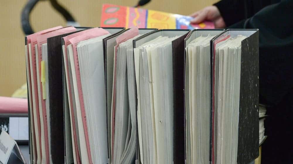 Klassische Aktenordner erschwerten möglicherweise die Arbeit der Justiz - dafür waren sie aber gefeit vor IT-Problemen. (Illustration) / Foto: picture alliance / dpa