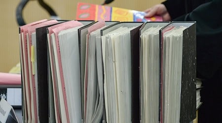 Klassische Aktenordner erschwerten möglicherweise die Arbeit der Justiz - dafür waren sie aber gefeit vor IT-Problemen. (Illustration) / Foto: picture alliance / dpa