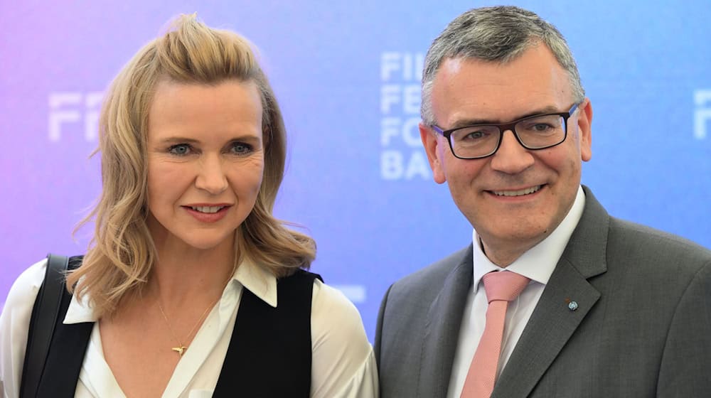 Schauspielerin Veronica Ferres und Minister Florian Herrmann. / Foto: Felix Hörhager/dpa