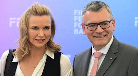 Schauspielerin Veronica Ferres und Minister Florian Herrmann. / Foto: Felix Hörhager/dpa