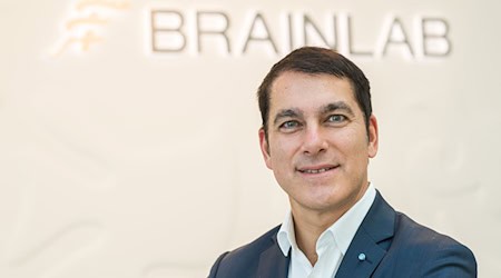 Brainlab-Gründer Stefan Vilsmeier im Jahr 2021. Nun hat das Unternehmen seinen Börsengang kurzfristig abgeblasen. (Archiv) / Foto: Peter Kneffel/dpa