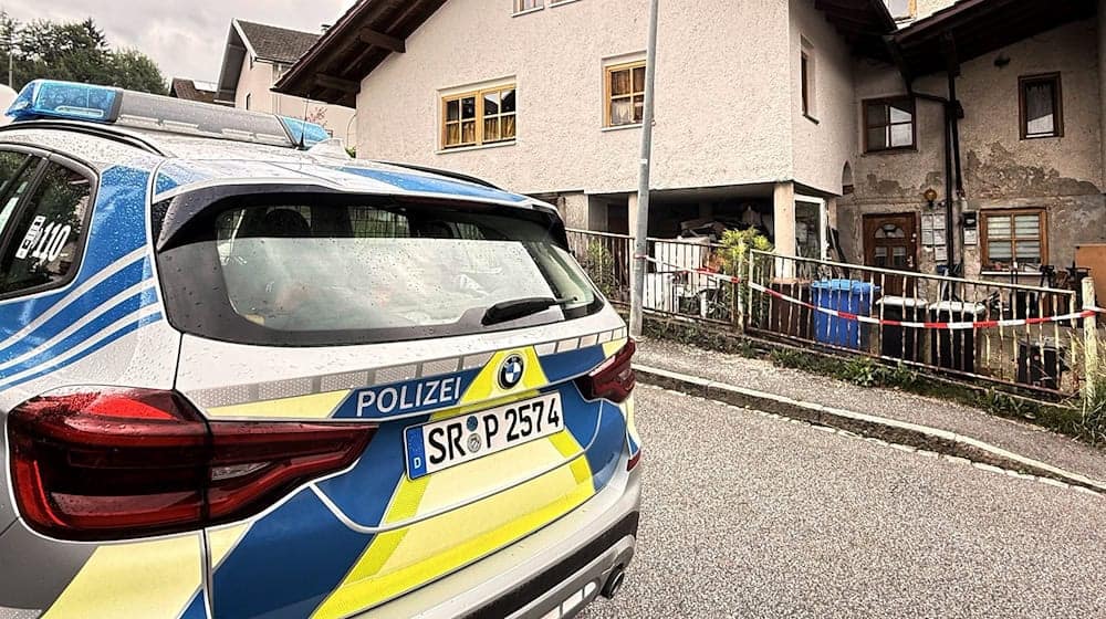 Nach dem Fund von drei Toten in Zwiesel sollen heute mehr Infos bekannt werden. / Foto: Christine Vincon/dpa