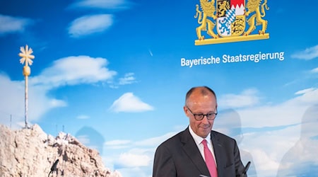 Nach seinem Treffen mit dem bayerischen Kabinett äußerte sich Kanzler Merz auch zur globalen Mindeststeuer - er steht dem Konzept demnach sehr skeptisch gegenüber.  / Foto: Peter Kneffel/dpa