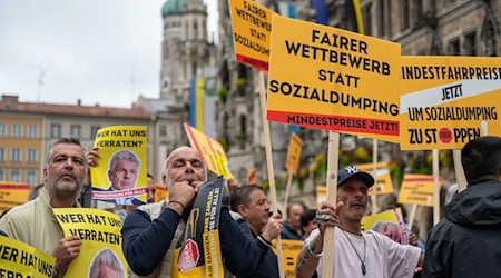 Am Vormittag versammelten sich Taxifahrer lautstark aus Protest vor dem Rathaus. / Foto: Leonie Asendorpf/dpa