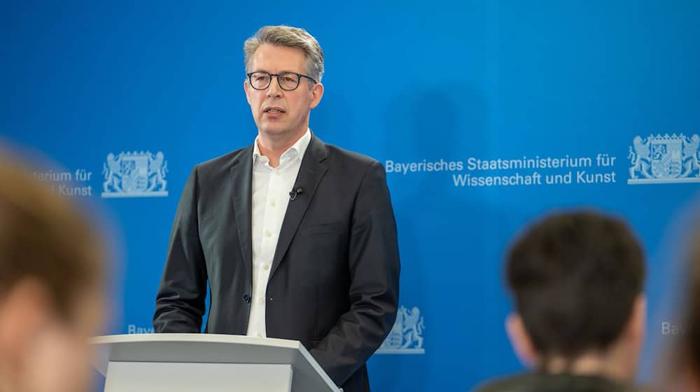 Kunstminister Markus Blume hat einen Zwischenbericht zu Untersuchungen der Bayerischen Staatsgemäldesammlungen vorgelegt.  (Archivfoto) / Foto: Leonie Asendorpf/dpa
