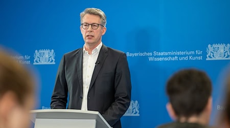 Kunstminister Markus Blume hat einen Zwischenbericht zu Untersuchungen der Bayerischen Staatsgemäldesammlungen vorgelegt.  (Archivfoto) / Foto: Leonie Asendorpf/dpa
