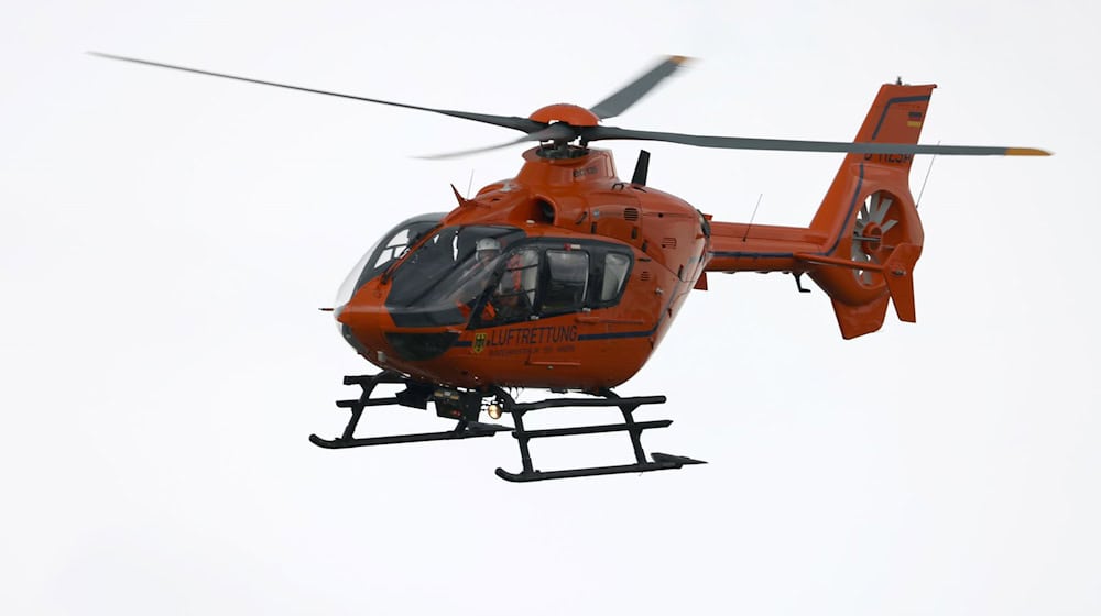 Ein Hubschrauber brachte den Fahrradfahrer ins Krankenhaus. (Symbolbild) / Foto: Oliver Berg/dpa