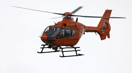 Ein Hubschrauber brachte den Fahrradfahrer ins Krankenhaus. (Symbolbild) / Foto: Oliver Berg/dpa