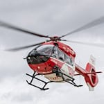 Mit einem Rettungshubschrauber wurde der Mountainbiker ins Krankenhaus gebracht. (Symbolbild) / Foto: Daniel Karmann/dpa