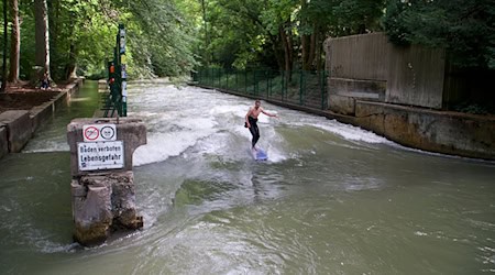 Bald der zweite offizielle Surfspot im Englischen Garten: die Dianabadschwelle. / Foto: Michel Faulhaber/dpa