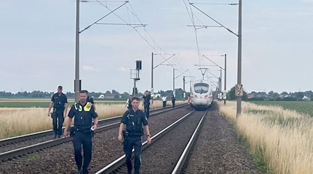 Ein Mann attackiert mehrere Menschen im ICE.  / Foto: Ute Wessels/dpa