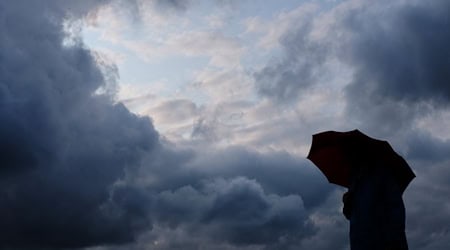 In den kommenden Tagen sollte man noch einen Regenschirm parat haben. (Symbolbild) / Foto: Martin Gerten/dpa