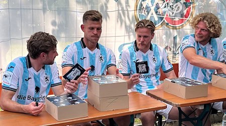 Die Autogramme von Florian Niederlechner (2.v.l.) und Mitspielern waren gefragt. / Foto: Christian Kunz/dpa