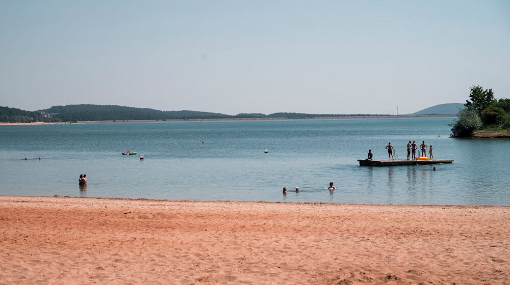 An einer Badeplattform wie dieser hat erneut ein Wels im Brombachsee einen Schwimmer gebissen. (Archivbild) / Foto: Daniel Vogl/dpa