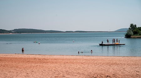An einer Badeplattform wie dieser hat erneut ein Wels im Brombachsee einen Schwimmer gebissen. (Archivbild) / Foto: Daniel Vogl/dpa