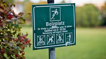 In der Oberpfalz hat ein Nachbar gegen einen neuen Bolzplatz geklagt und vorläufig Recht bekommen. (Symbolbild) / Foto: picture alliance / dpa