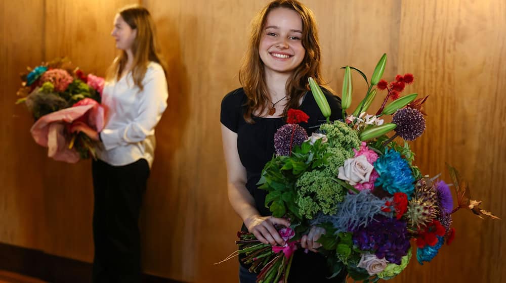 Nora Falk will als neues Nürnberger Christkind auch den Zauber von Weihnachten lebendig halten. / Foto: Daniel Löb/dpa