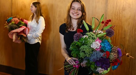 Nora Falk will als neues Nürnberger Christkind auch den Zauber von Weihnachten lebendig halten. / Foto: Daniel Löb/dpa