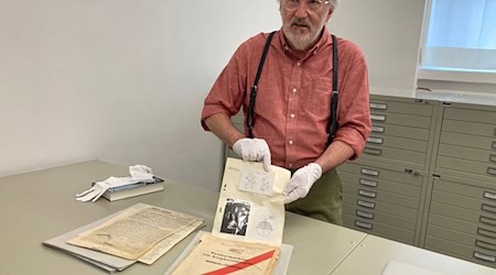 Der US-Historiker Mark Walker präsentiert im Deutschen Museum anhand von Dokumenten neue Erkenntnisse zu Hitlers Atomprogramm - und seinem Scheitern.  / Foto: Sabine Dobel/dpa