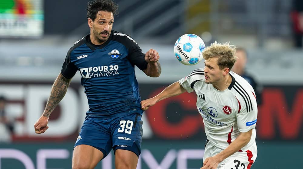 Nick Seidel (r) spielt in der neuen Saison für Regensburg. / Foto: David Inderlied/dpa