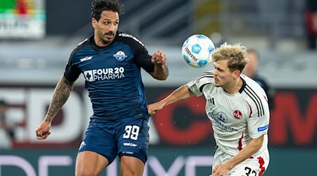 Nick Seidel (r) spielt in der neuen Saison für Regensburg. / Foto: David Inderlied/dpa