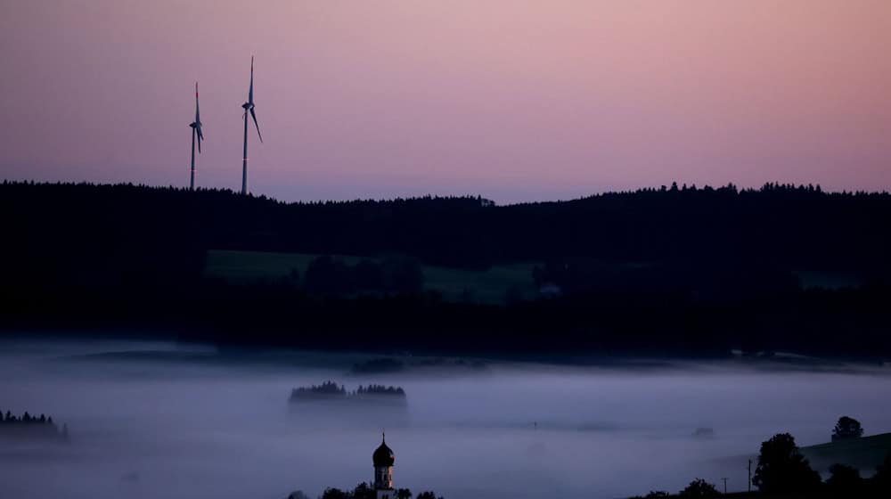 Zwei Windräder in Bayern - im ersten Halbjahr hat sich der Zubau verdoppelt. Das klingt besser als es ist. (Archivbild) / Foto: Karl-Josef Hildenbrand/dpa