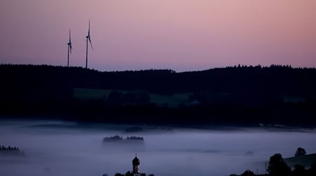 Zwei Windräder in Bayern - im ersten Halbjahr hat sich der Zubau verdoppelt. Das klingt besser als es ist. (Archivbild) / Foto: Karl-Josef Hildenbrand/dpa