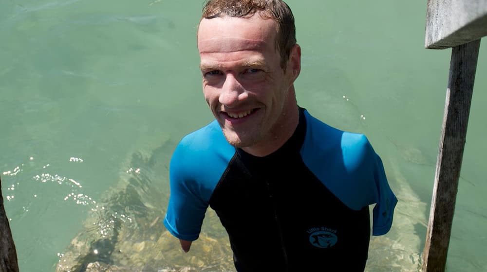 Noch vor eineinhalb Jahren hatte er panische Angst vor Wasser: Para-Schwimmer Janis McDavid. / Foto: Michael Faulhaber/dpa