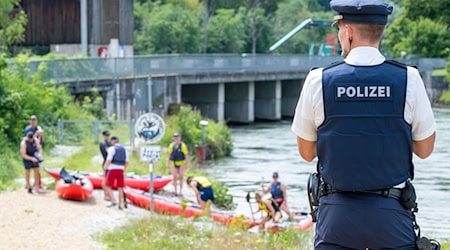 Kontrollen für mehr Sicherheit: Die Polizei prüft Schlauchbootfahrer and er Isar auch auf Alkoholkonsum.-  / Foto: Peter Kneffel/dpa