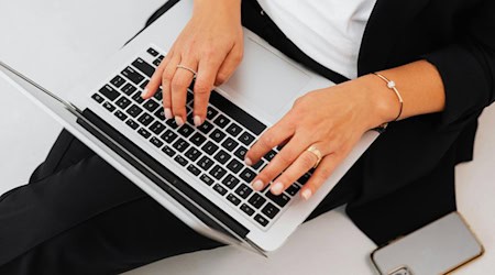 Effizient vernetzt: Digitale Endgeräte sind Alltag in Verwaltung, Bildung und Wirtschaft. / Foto: Kaboompics.com auf pexels.com