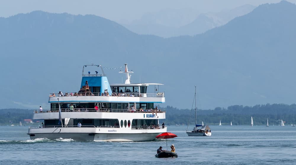 Wegen lauter Musik und Verstößen gegen das Rauchverbot musste die Polizei eine Touristengruppe auf einem Ausflugsschiff am Starnberger See begleiten. (Symbolbild) / Foto: Peter Kneffel/dpa