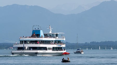 Wegen lauter Musik und Verstößen gegen das Rauchverbot musste die Polizei eine Touristengruppe auf einem Ausflugsschiff am Starnberger See begleiten. (Symbolbild) / Foto: Peter Kneffel/dpa
