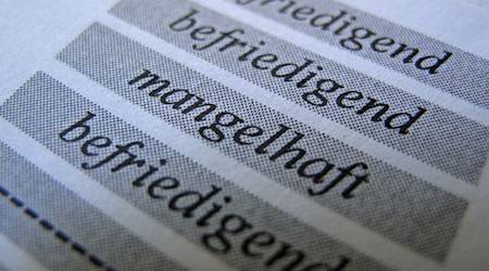 Bei schlechten Noten kann man sich beim «Zeugnistelefon» Hilfe holen. (Symbolbild) / Foto: Ina Fassbender/dpa