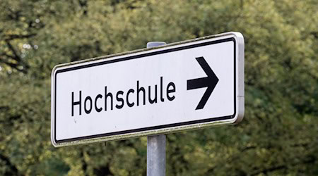 An sämtlichen Hochschulen in Bayern kann nun der Doktortitel erworben werden (Symbolbild). / Foto: Soeren Stache/dpa
