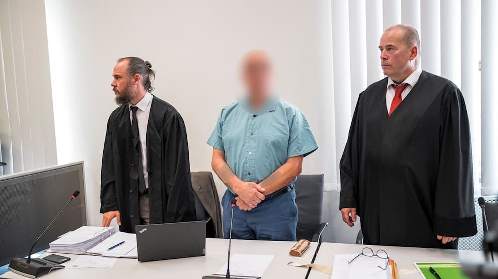 Der Angeklagte aus dem Landkreis Forchheim (hier neben seinen Anwälten) soll eine 33 Jahre alte Prostituierte ermordet haben. Zum Prozessbeginn schwieg er. / Foto: Daniel Vogl/dpa
