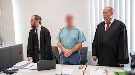 Der Angeklagte aus dem Landkreis Forchheim (hier neben seinen Anwälten) soll eine 33 Jahre alte Prostituierte ermordet haben. Zum Prozessbeginn schwieg er. / Foto: Daniel Vogl/dpa