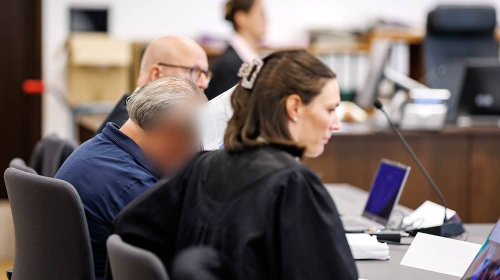 Der Angeklagte wies zu Beginn des Mordprozesses die Schuld am Tod eines 42-Jährigen von sich. (Archivbild)  / Foto: Daniel Karmann/dpa