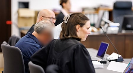 Der Angeklagte wies zu Beginn des Mordprozesses die Schuld am Tod eines 42-Jährigen von sich. (Archivbild)  / Foto: Daniel Karmann/dpa