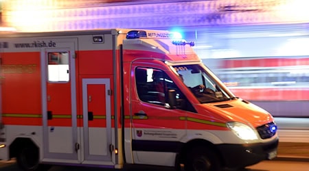 Der 23-Jährige kam in ein Krankenhaus. (Symbolbild) / Foto: Carsten Rehder/dpa