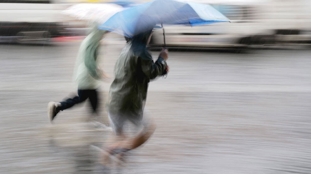 Schnell zurück ins Trockene: Auch der neue Monat startet nass. (Symbolbild) / Foto: Peter Kneffel/dpa