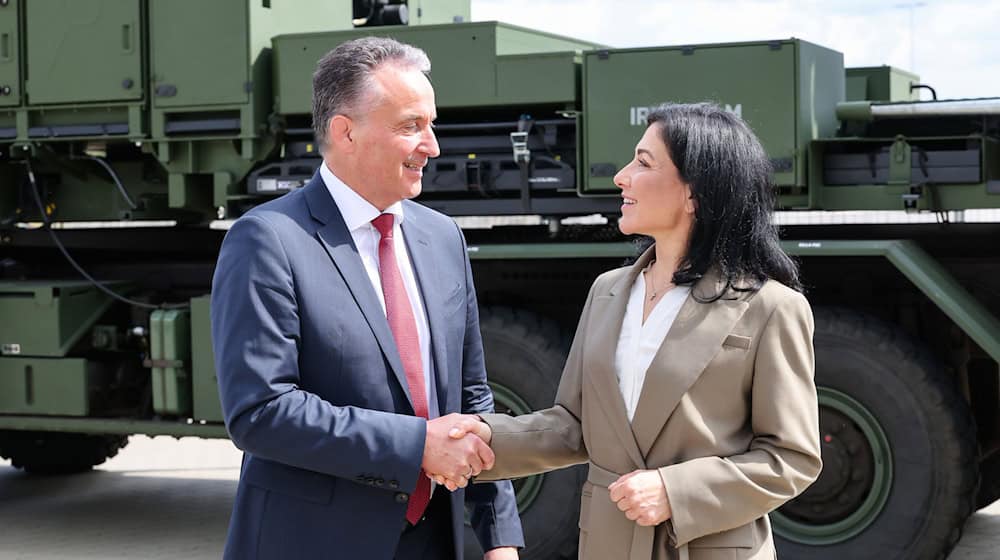 Bundeswirtschaftsministerin Katherina Reiche (CDU) hat den Rüstungshersteller Diehl Defence mit Geschäftsführer Helmut Rauch besucht.  / Foto: Daniel Löb/dpa