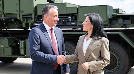Bundeswirtschaftsministerin Katherina Reiche (CDU) hat den Rüstungshersteller Diehl Defence mit Geschäftsführer Helmut Rauch besucht.  / Foto: Daniel Löb/dpa