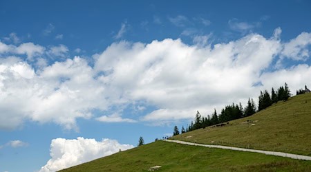 Wanderer aufgepasst: Die Bergtour sollte nachmittags zu Ende sein - denn dann drohen Gewitter. (Archivbild) / Foto: Stefan Puchner/dpa